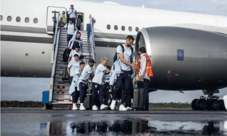Avión-de-la-Selección-de-Uruguay-sufre-contratiempo-cuando-iba-hacia-primer-juego-de-la-Celeste-en-el-Mundial-La-Nación-06-14-2026_08_57_PM