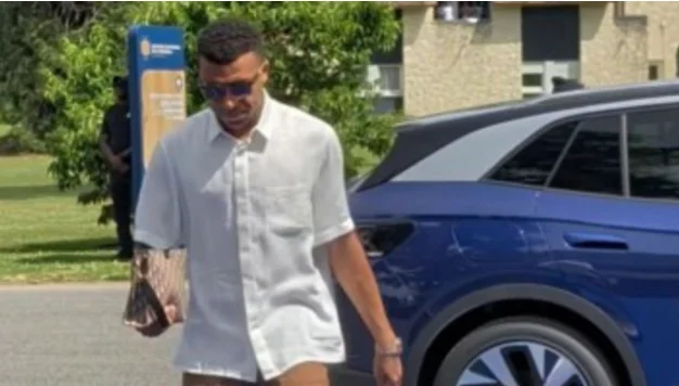Con-un-look-que-se-viralizó-en-redes-Kylian-Mbappé