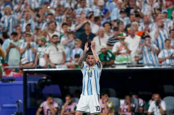Argentina-vs-Argelia-goleó-3-0-en-el-debut-en-el-Mundial-con-un-hat-trick-de-Lionel-Messi-LA-NACION-06-17-2026_12_28_AM