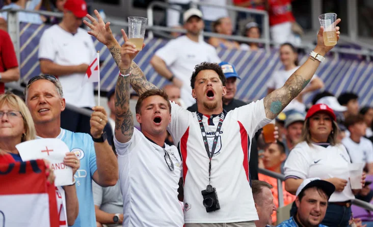 Los-bares-de-Dallas-colapsan-por-la-llegada-de-hinchas-de-Inglaterra-y-Croacia-en-una-nueva-jornada-mundialista-Infobae-06-17-2026_05_43_PM